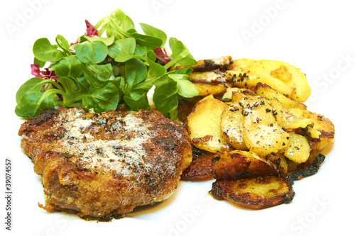 Foto: Paniertes Schnitzel mit Bratkartoffeln und Feldsalat Paniertes Schnitzel mit Bratkartoffeln und Feldsalat