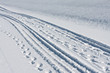 Foto: Tire tracks and footsteps in white snow Tire tracks and footsteps in white snow