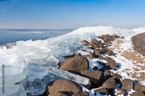 Foto: Winter seascape with hummocks along the Dutch coast Winter seascape with hummocks along the Dutch coast