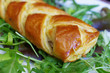 Feuilleté sur lit de salade