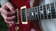 Gitarrenspieler mit Plektron und Saiten