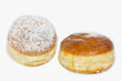 Traditionelle Krapfen auf weißem Hintergrund