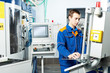 Foto: worker at machine tool in workshop worker at machine tool in workshop