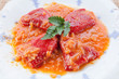 Pimientos rellenos con salsa de tomate