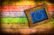 Photo: bandiera europea contro parete di legno colorata bandiera europea contro parete di legno colorata