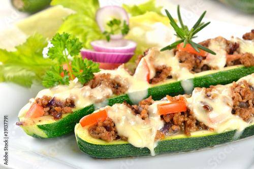 Foto: Zucchini-Schiffchen mit überbackenem Hackfleisch Zucchini-Schiffchen mit überbackenem Hackfleisch