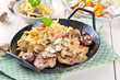 Jägerschnitzel mit Spätzle in der Servierpfanne