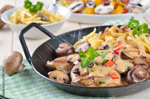 Foto: Jägerschnitzel mit Pilzrahmsoße in der Servierpfanne Jägerschnitzel mit Pilzrahmsoße in der Servierpfanne