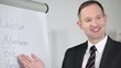 mann präsentiert am flipchart