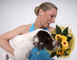 Foto: glückliche Frau mit Blumenstrauss und Hund glückliche Frau mit Blumenstrauss und Hund