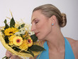 Foto: attraktive Frau riecht an Blumenstrauss attraktive Frau riecht an Blumenstrauss