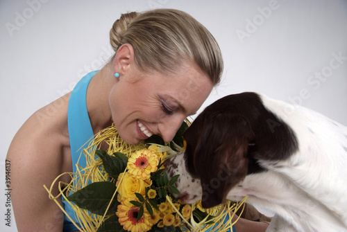 Foto: hübsche Frau mit Blumenstrauss und Hund hübsche Frau mit Blumenstrauss und Hund