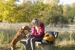 junge Frau mit Hund