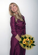 Foto: hübsche blonde Frau mit Blumenstrauss hübsche blonde Frau mit Blumenstrauss
