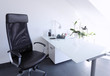 Aufgeräumter Schreibtisch modernes Arbeitszimmer