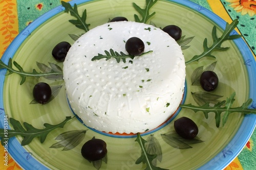 Photo: formaggetta con foglie di rucola e olive formaggetta con foglie di rucola e olive