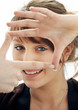 Photo: Teenager schaut durch einen Rahmen .. Teenager schaut durch einen Rahmen ..