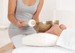 Zwei junge Frauen bei einer Klangschalenmassage