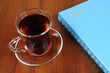 Foto: Cup of tea and notebook on table Cup of tea and notebook on table
