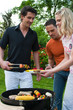 Freunde beim Grillen