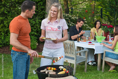 Foto: Freunde beim Grillen Freunde beim Grillen