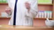 kundin bezahlt medikament in der apotheke