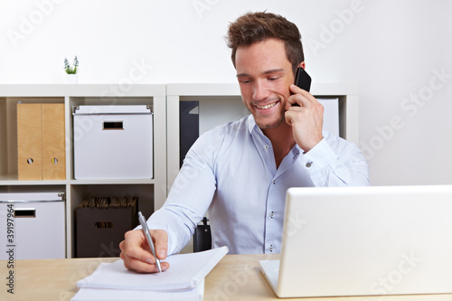 Foto: Lachender Mann telefoniert mit Handy Lachender Mann telefoniert mit Handy
