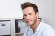 Freundlicher Kundendienst-Mitarbeiter mit Headset