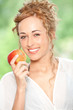 Junge Frau mit Apfel
