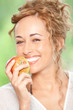 Junge Frau mit Apfel