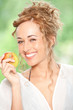 Foto: Junge Frau mit Apfel Junge Frau mit Apfel