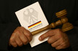 Richter mit Grundgesetz
