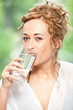 Schlanke Frau mit Glas Wasser