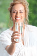 Schlanke Frau mit Glas Wasser