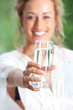 Foto: Junge Frau mit Glas Wasser Junge Frau mit Glas Wasser