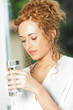 Junge Frau mit Glas Wasser