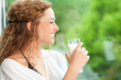 Lächelnde Frau mit Glas Milch