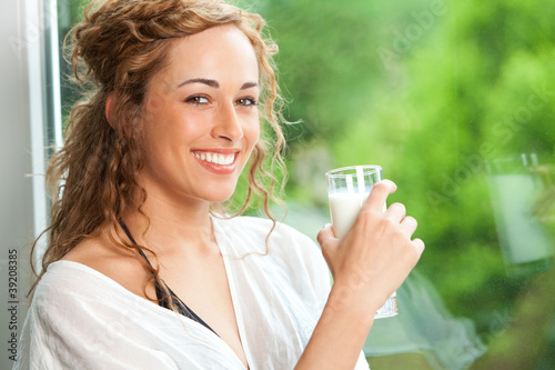 Foto: Topmodel mit Glas Milch Topmodel mit Glas Milch