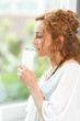Topmodel mit Glas Milch