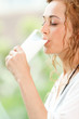 Topmodel mit Glas Milch