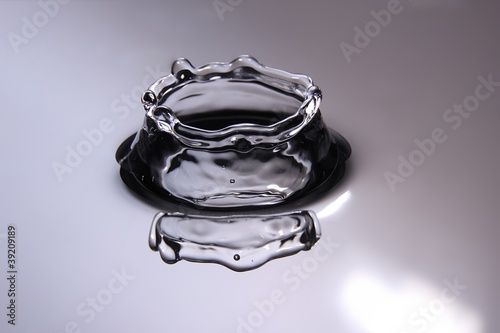 Foto: Saubere Wassertropfen mit Ringwelle und Spiegelung Saubere Wassertropfen mit Ringwelle und Spiegelung