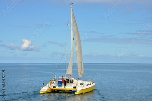 Photo: Homme qui voyage seul avec son catamaran Homme qui voyage seul avec son catamaran