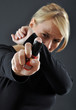 Foto: Junge Frau mit Pfefferspray Junge Frau mit Pfefferspray