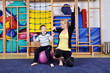 Physiotherapie mit kleinem Jungen