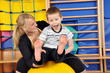 Physiotherapie mit kleinem Jungen