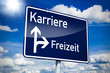 Ortseingangsschild mit Karriere und Freizeit
