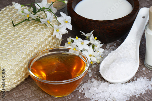 Foto: Selbstgemachte Naturkosmetik mit Salz und Honig Selbstgemachte Naturkosmetik mit Salz und Honig