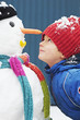 Foto: Kind und Schneemann Kind und Schneemann