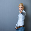 blonde frau zeigt nach vorne