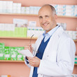 ein freundlicher apotheker mit rezept